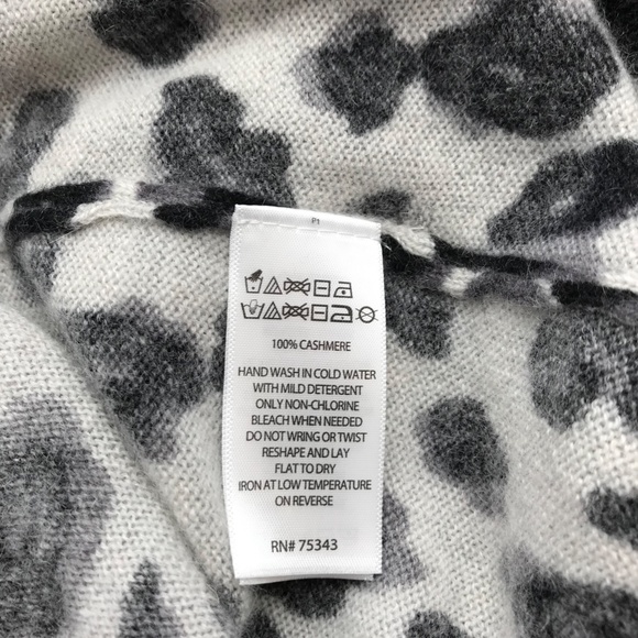 Rachel Zoe 100% Cashmere Snow Leopard Print V Neck Long Sleeve Sweater Size XS - Picture 6 of 7
